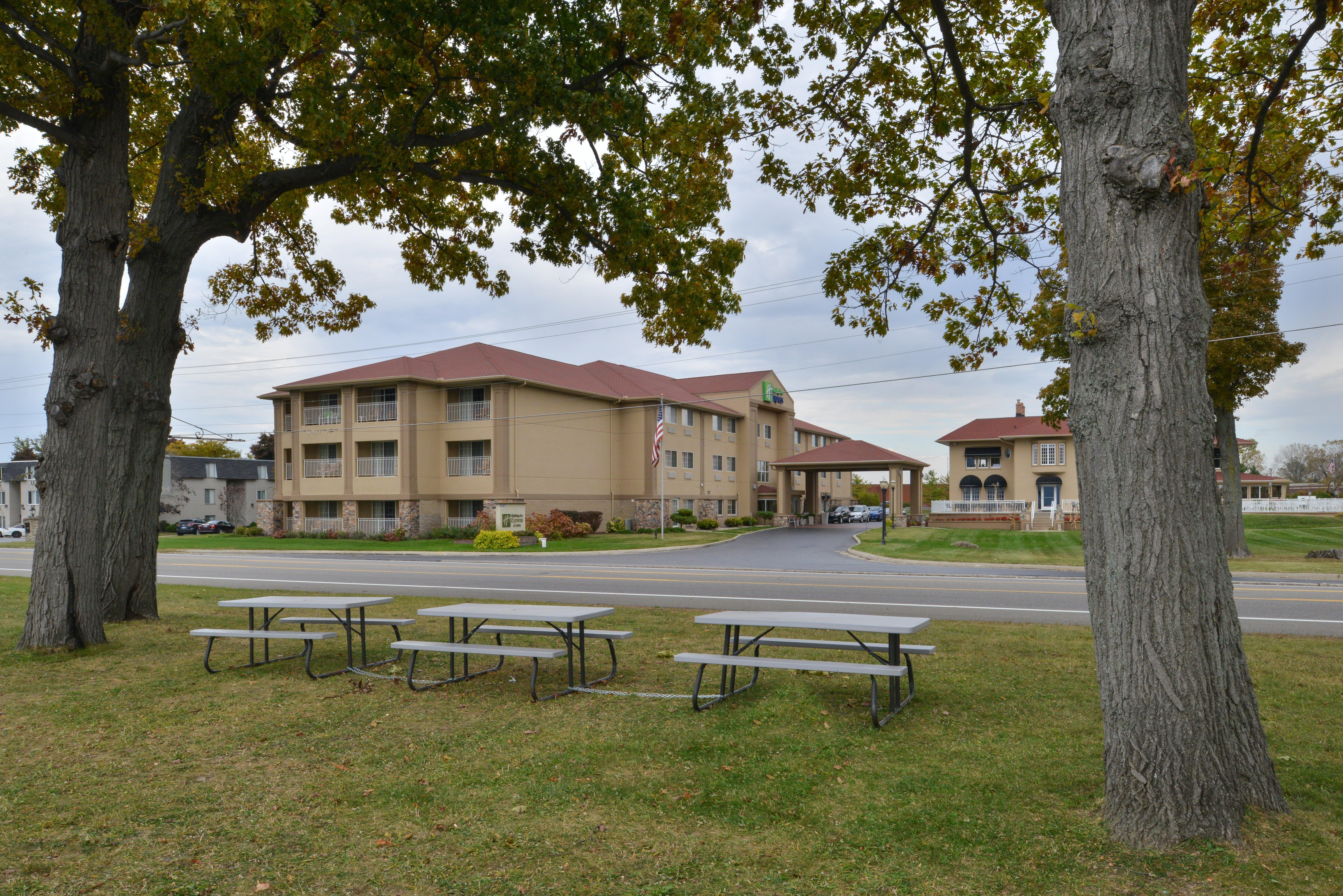 Holiday Inn Express Hotel & Suites-Saint Joseph By Ihg Exterior foto